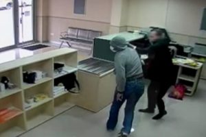 Soyguncuya canı pahasına direndi