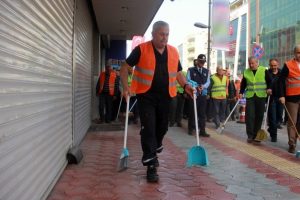 İş&ccedil;iler iş bıraktı, temizliği başkan yaptı