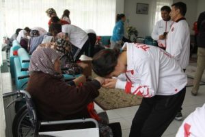&Ccedil;ankırı'da Milli boks&ouml;rler huzurevini ziyaret etti