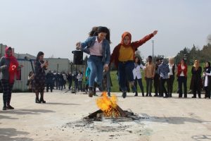 Yedi kıtadan gelen &ouml;ğrenciler Bursa'da Nevruz ateşinden atladı