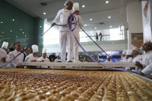 'D&uuml;nyanın en b&uuml;y&uuml;k baklavası' başkentte yapıldı