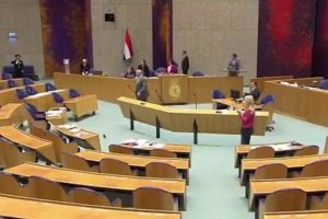 Hollanda parlamentosu karıştı! Locadan atladı