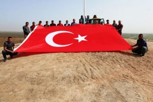 Telabyad'ın karşısına iki dev T&uuml;rk bayrağı dikildi
