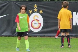 Galatasaray'ın minik yıldızı Barcelona yolcusu!