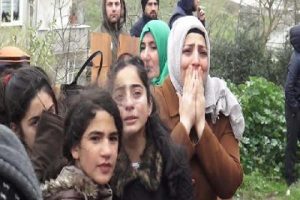 G&ouml;zyaşları i&ccedil;inde evinin yanışını izledi