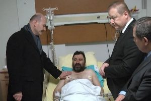 İ&ccedil;işleri Bakanı Soylu yaralı polisi ziyaret etti