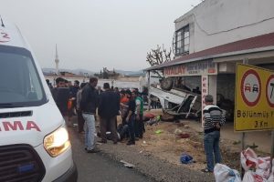 Tır ile otomobil &ccedil;arpıştı: 4 yaralı