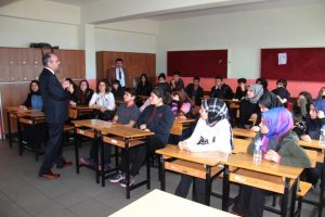 &Uuml;niversite adayları mesleklerle tanıştı