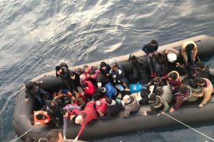 İzmir'de 64 ka&ccedil;ak g&ouml;&ccedil;men yakalandı