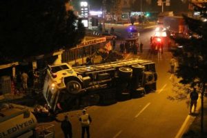 Aydın'da devrilen kamyon ortalığı savaş alanına &ccedil;evirdi
