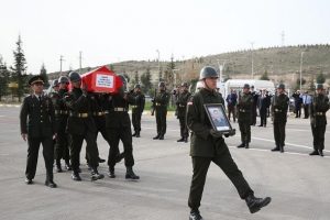 D&uuml;şen u&ccedil;akta şehit olan &uuml;steğmen askeri t&ouml;renle uğurlandı