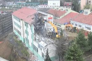 &Ccedil;&ouml;kme tehlikesi ge&ccedil;iren lisenin o binası yıkılıyor