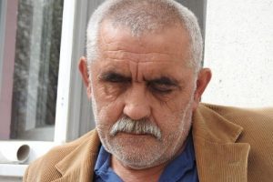 İki g&ouml;z&uuml;n&uuml; de kaybeden adam yardım bekliyor