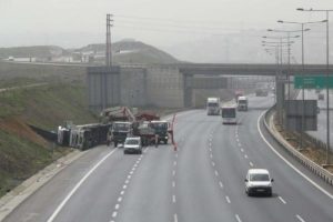 İstanbul'da k&ouml;m&uuml;r tozu y&uuml;kl&uuml; kamyon devrildi