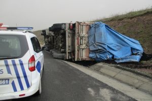 Kuzey Marmara Otoyolu'nda tır yan yattı