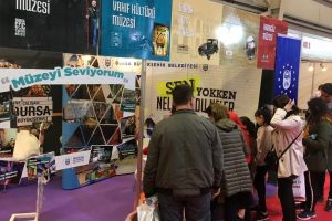 Bursa'da kitap tutkunlarından m&uuml;zelere yoğun ilgi