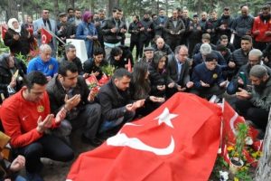 Eskişehirsporlular'dan şehit Binbaşı'nın mezarına ziyaret
