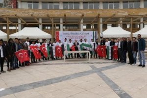 Karab&uuml;k'te Suriyeli &ouml;ğrenciler lokma dağıttı