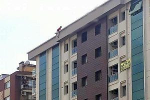 İzmir'de bor&ccedil;ları y&uuml;z&uuml;nden intihara kalkıştı!