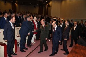 Orgeneral Akar rekt&ouml;r ve akademisyenlerle bir araya geldi