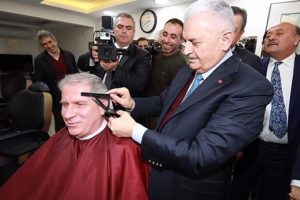Başbakan Yıldırım vatandaşı traş etti