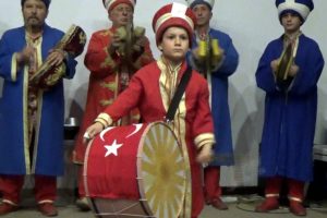 Bursa'da Mehmet&ccedil;ik i&ccedil;in d&uuml;zenlenen yardım gecesine yoğun ilgi