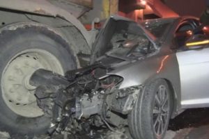 Otomobil hafriyat kamyonuna &ccedil;arptı: Yaralılar var