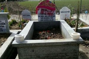 Öldürülen sevgilisine iki katlı mezar yaptırdı!