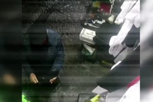 &Ouml;nce inceledi, sonra poşetine atıp gitti