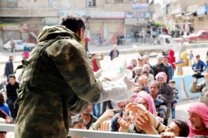 Afrin'de Mehmet&ccedil;ikten sivillere sıcak yemek