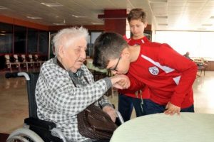 Gen&ccedil; futbolculardan yaşlılara vefa