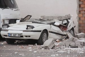 R&uuml;zgar nedeniyle duvar &ccedil;&ouml;kt&uuml;, ara&ccedil;lar hurdaya d&ouml;nd&uuml;