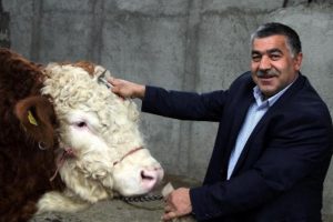 Kayseri'de Erdoğan hayranı besici, ara&ccedil; ve evine bu pankartı astı