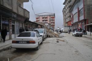 Hakkari'de fırtına &ccedil;atıları u&ccedil;urdu: 1 yaralı