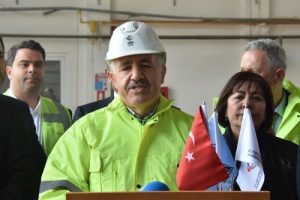 Bakan Arslan, İzmir'de havalimanında inceleme yaptı