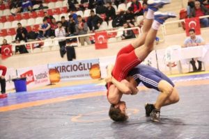 T&uuml;rkiye Gen&ccedil; Erkekler Greko-Romen G&uuml;reş Şampiyonası Bursa'da s&uuml;r&uuml;yor
