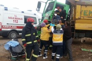 Konya'da iki hafriyat kamyonu &ccedil;arpıştı: 1 yaralı