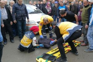 Bursa'da otomobile &ccedil;arpan motosiklet s&uuml;r&uuml;c&uuml;s&uuml; &ouml;l&uuml;mden d&ouml;nd&uuml;!