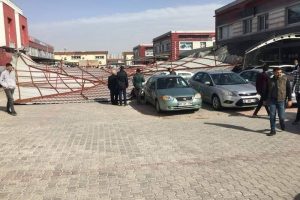 Adana'da şiddetli r&uuml;zgar hayatı olumsuz etkiledi