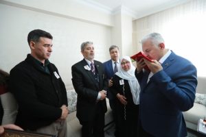 Başbakan'dan şehit polisin ailesine ziyaret