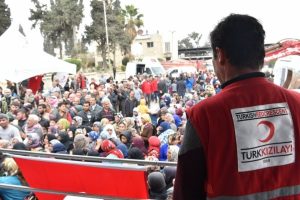 T&uuml;rk Kızılayı Afrin'de y&uuml;zleri g&uuml;ld&uuml;rmeye devam ediyor