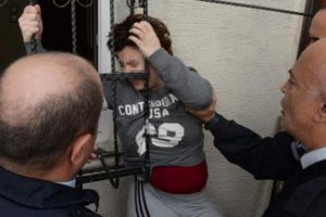 Eşi eve kilitledi, polis pencereden kurtardı!