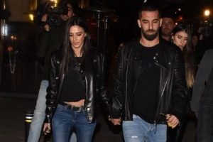 Arda Turan'ı &ccedil;ıldırtan soru: Senin kafanı, g&ouml;z&uuml;n&uuml; kırarım!