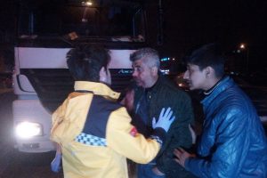 Yaralı s&uuml;r&uuml;c&uuml; sigara yakarak tedavi olmamak i&ccedil;in direndi