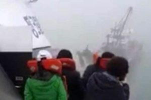 Yolcu gemisi kayalıklara &ccedil;arptı: 6 yaralı