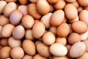 &Ccedil;adırda &uuml;rettiği yumurtaları T&uuml;rkiye'ye pazarlıyor