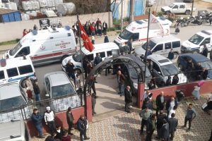 Bursa'da d&uuml;ğ&uuml;nde kız kavgası: 3 yaralı