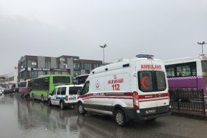 Gen&ccedil;lerin kavgasında bı&ccedil;aklar &ccedil;ekildi: 2 yaralı