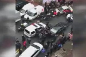 Ke&ccedil;i y&uuml;z&uuml;nden birbirlerine girdiler!