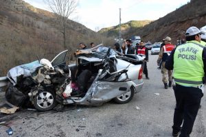G&uuml;m&uuml;şhane'de otomobille tır &ccedil;arpıştı: 3 &ouml;l&uuml;, 1 yaralı